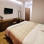 In Center Hotel